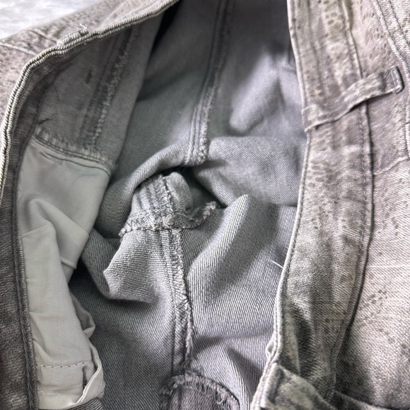 One 5 One Gray Snakeskin Print Slim Leg Jeans - Women's Size 12 - Picture 8 of 13